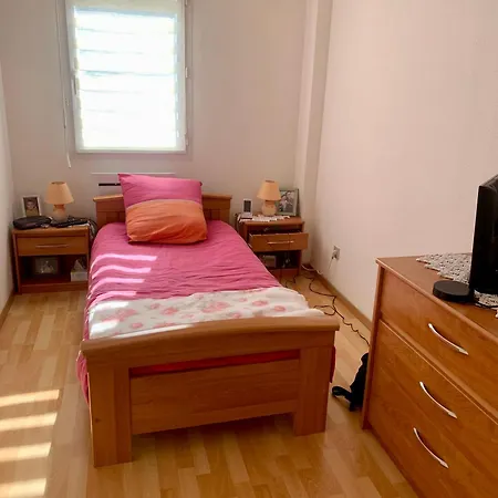 Aux Portes De Lille : Piscine & Balcon Apartmán