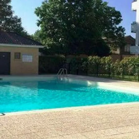 Aux Portes De Lille : Piscine & Balcon